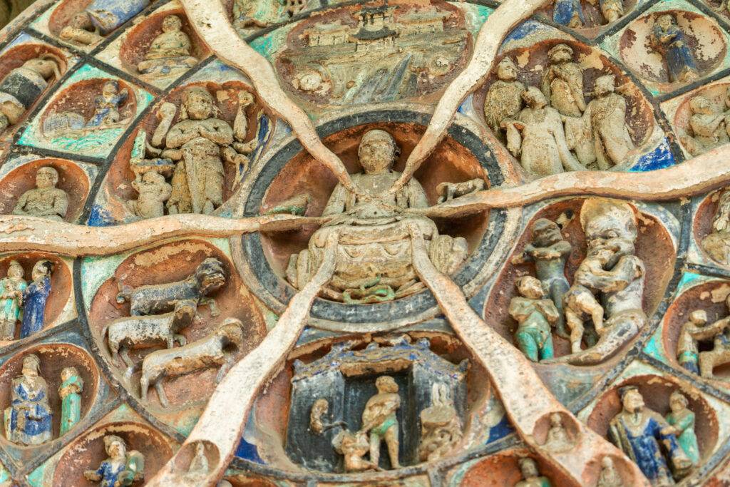 La statua del Buddha, scolpita nei sei stili del samsara, si trova a dazu stone carving a chongqing, in Cina - Impara da ciò che fai senza dimenticare i tuoi errori